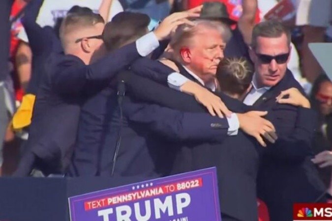 Na Pensilvânia, tiro atinge a orelha direita de Trump. Um apoiador e o atirador morreram no atentado às vésperas da final da Copa Ampérica, que ocorre em  Miami, a 1.000km de distância -  (crédito: Foto: Reprodução / MSNBC)