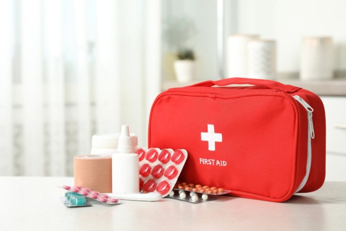 Uma bolsa de medicamentos bem equipada evita imprevistos durante a viagem (Imagem: New Africa | Shutterstock)  -  (crédito: EdiCase)