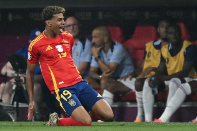  Spain's forward #19 Lamine Yamal celebrates scoring his team's first goal during the UEFA Euro 2024 semi-final football match between Spain and France at the Munich Football Arena in Munich on July 9, 2024. (Photo by MIGUEL MEDINA / AFP)
     -  (crédito:  AFP via Getty Images)