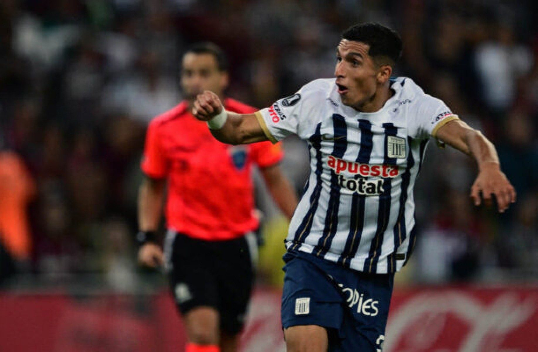  Alianza Lima's Colombian midfielder Kevin Serna celebrates after scoring his team's second goal during the Copa Libertadores group stage second leg football match between Brazil's Fluminense and Peru's Alianza Lima at the Maracana Stadium in Rio de Janeiro, Brazil, on May 29, 2024. (Photo by Pablo PORCIUNCULA / AFP)
     -  (crédito:  AFP via Getty Images)