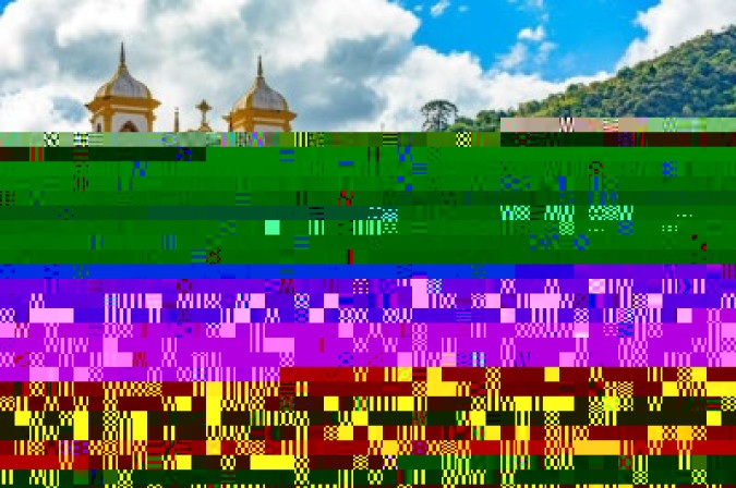  Top view of the center of the historic Ouro Preto city in Minas Gerais, Brazil with its famous churches and old buildings with hills in background
     -  (crédito:  Getty Images)