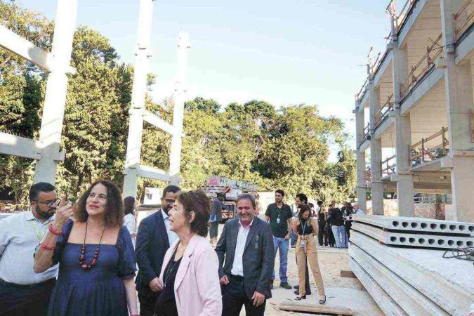 Luciana Santos (E), durante visita às obras do CNVacinas, que será o primeiro complexo brasileiro capaz de executar todas as etapas do desenvolvimento de imunizantes -  (crédito: Alexandre Guzanshe/EM/D.A Press)