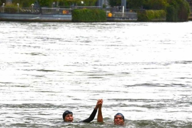 Amélie Oudéa-Castéra, tomou banho no rio Sena acompanhada do triatleta paralímpico Alexis Hanquinquant -  (crédito: Reprodução/Instagram @oudeacastera_officiel)