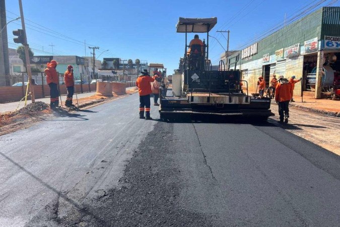 Obra de asfaltagem avança em trecho da avenida Hélio Prates, em Ceilândia -  (crédito: Divulgação/SODF)