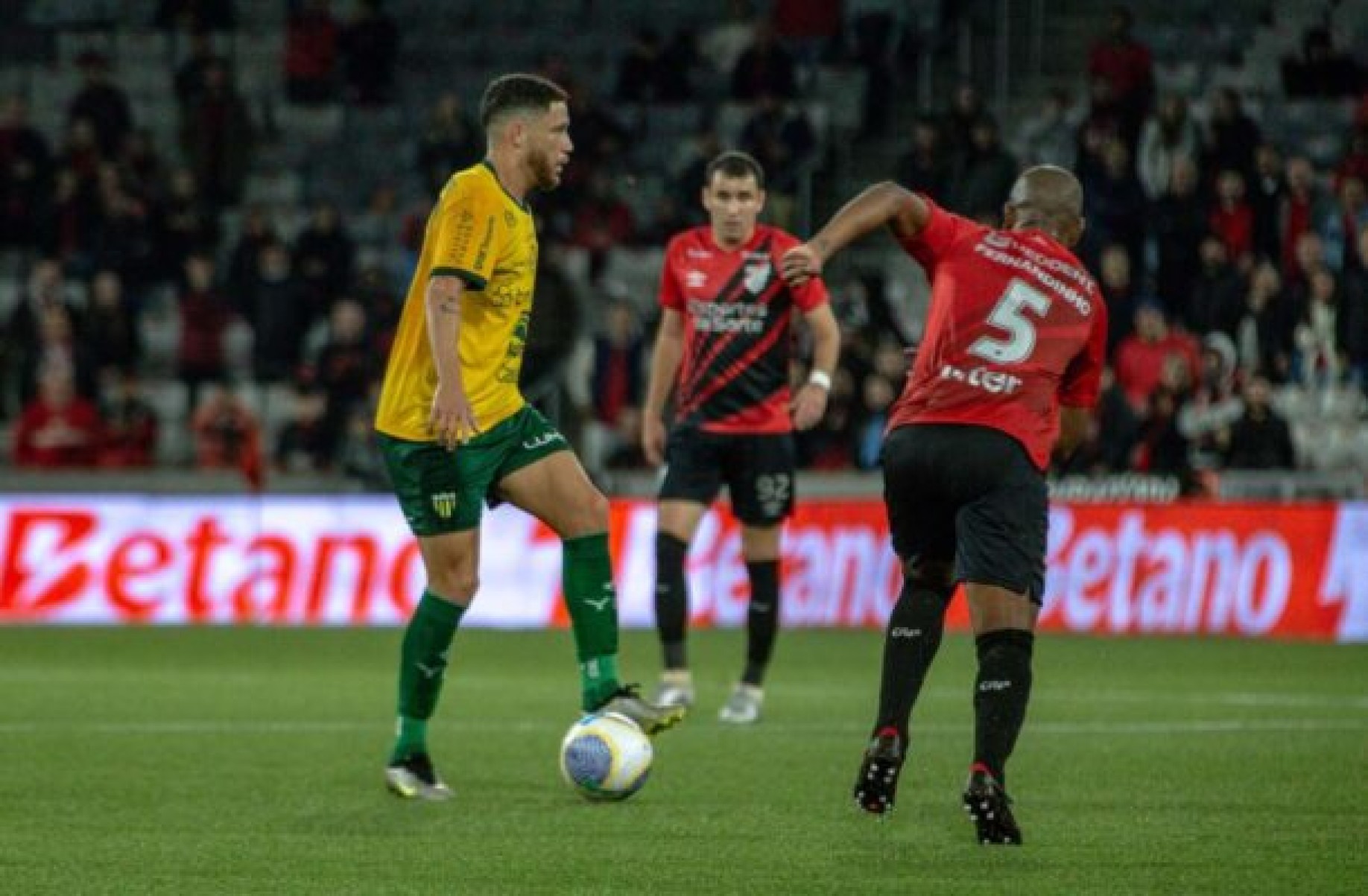 Athletico domina, vence o Ypiranga (RS) e avança às oitavas da Copa do Brasil