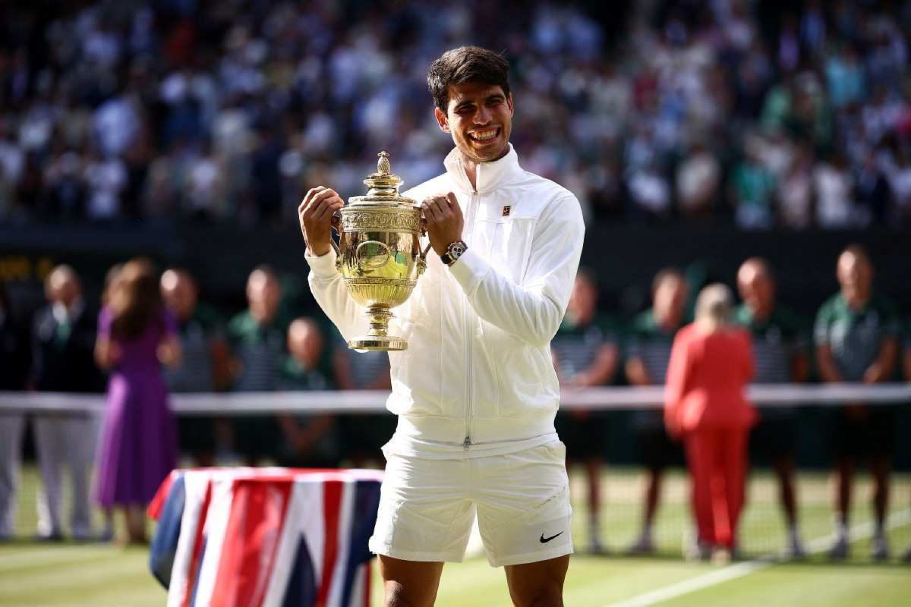 Alcaraz vence Djokovic e é bicampeão de Wimbledon