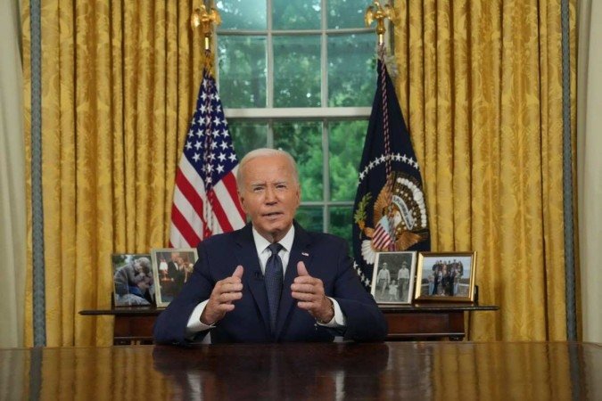  WASHINGTON, DC - JULY 14: U.S. President Joe Biden delivers a nationally televised address from the Oval Office of the White House on July 14, 2024 in Washington, DC. The president was expected to expound on remarks given at a news conference earlier in the day on yesterday's shooting in Butler, Pennsylvania, in which former U.S. President Donald Trump was injured at a campaign rally.   Erin Schaff-Pool/Getty Images/AFP (Photo by POOL / GETTY IMAGES NORTH AMERICA / Getty Images via AFP)
      