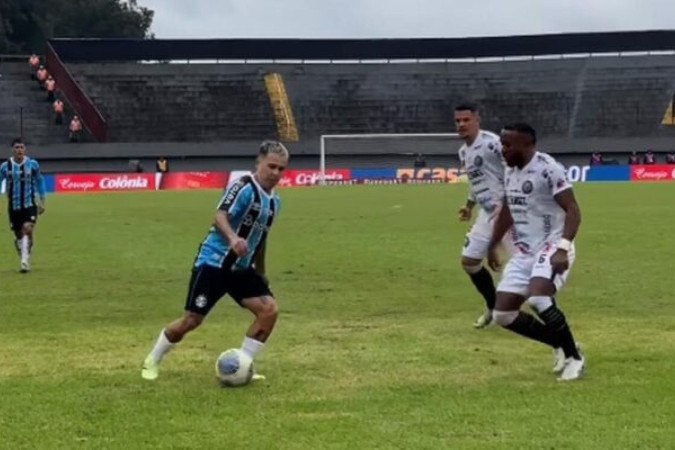 Soteldo com a bola. Venezuelano foi o melhor do Grêmio no triunfo sobre o Operário. -  (crédito:  Foto: Reprodução de TV)