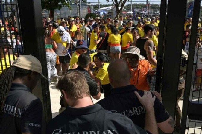  Security personnel detain Colombia's supporters that tried to get into the stadium without tickets ahead of the Conmebol 2024 Copa America tournament final football match between Argentina and Colombia at the Hard Rock Stadium, in Miami, Florida on July 14, 2024. (Photo by JUAN MABROMATA / AFP) (Photo by JUAN MABROMATA/AFP via Getty Images)
     -  (crédito:  AFP via Getty Images)