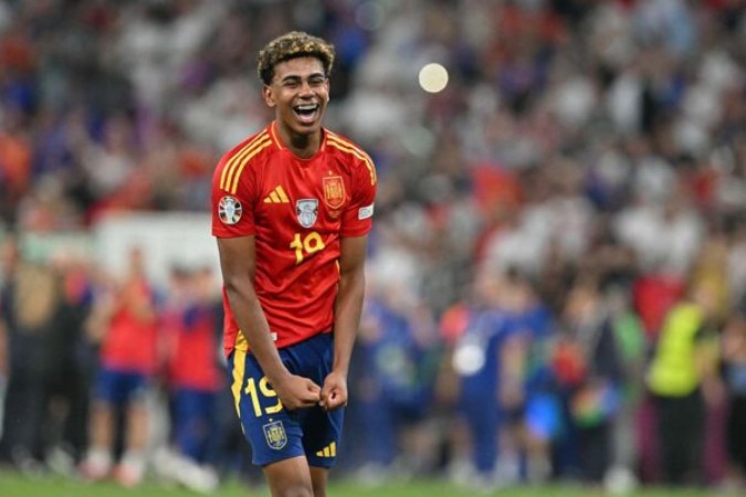  Spain's forward #19 Lamine Yamal celebrates at the end of the UEFA Euro 2024 semi-final football match between Spain and France at the Munich Football Arena in Munich on July 9, 2024. (Photo by MIGUEL MEDINA / AFP) (Photo by MIGUEL MEDINA/AFP via Getty Images)
     -  (crédito:  AFP via Getty Images)