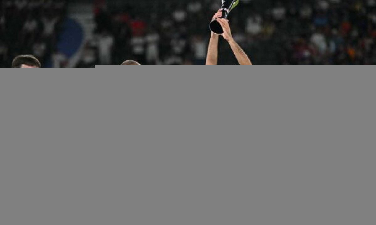  Spain's midfielder #16 Rodri (R) rises his Best Player trophy after winning the UEFA Euro 2024 final football match between Spain and England at the Olympiastadion in Berlin on July 14, 2024. (Photo by JAVIER SORIANO / AFP) (Photo by JAVIER SORIANO/AFP via Getty Images)
     -  (crédito:  AFP via Getty Images)