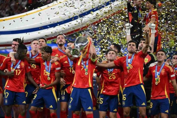  Spain's forward #07 Alvaro Morata (C) kisses the trophy after winning the UEFA Euro 2024 final football match between Spain and England at the Olympiastadion in Berlin on July 14, 2024. (Photo by JAVIER SORIANO / AFP) (Photo by JAVIER SORIANO/AFP via Getty Images)
     -  (crédito:  AFP via Getty Images)