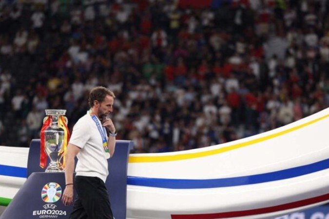  England's head coach Gareth Southgate walks past the trophy at the end of the UEFA Euro 2024 final football match between Spain and England at the Olympiastadion in Berlin on July 14, 2024. (Photo by Adrian DENNIS / AFP) (Photo by ADRIAN DENNIS/AFP via Getty Images)
     -  (crédito:  AFP via Getty Images)
