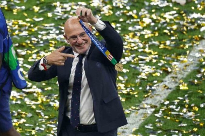  Spain's head coach Luis de la Fuente celebrates with his medal after winning the UEFA Euro 2024 final football match between Spain and England at the Olympiastadion in Berlin on July 14, 2024. (Photo by Odd ANDERSEN / AFP) (Photo by ODD ANDERSEN/AFP via Getty Images)
     -  (crédito:  AFP via Getty Images)