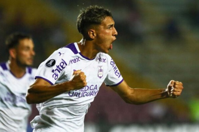  Defensor Sporting's midfielder Facundo Bernal celebrates after scoring against Puerto Cabello during the Copa Libertadores' first phase football match between Puerto Cabello and Defensor Sporting at the Misael Delgado stadium in Valencia, Venezuela on February 6, 2024. (Photo by Juan Carlos Hernandez / AFP) (Photo by JUAN CARLOS HERNANDEZ/AFP via Getty Images)
     -  (crédito:  AFP via Getty Images)