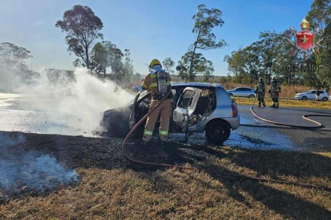 Carro pega fogo na BR-020, próximo ao Posto Flamingo
 -  (crédito: CBMDF)