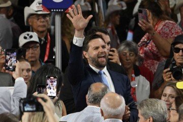 J. D. Vance acena ao ser anunciado durante a Convenção Nacional Republicana: aposta do partido para compor a  chapa -  (crédito: Andrew Caballero-Reynolds/AFP)
