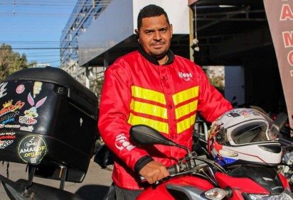  Jeferson Pereira do Nascimento trabalha 12 horas por dia usando sua motocicleta  -  (crédito: Fotos: Kayo Magalhães/CB/D.A Press)