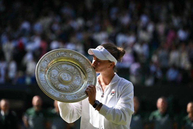 Para vencer em Wimbledon, Barbora Krejcikova venceu a italiana Jasmine Paolini, número cinco do mundo, com parciais de 6-2, 2-6, 6-4.  -  (crédito:  Ben Stansall / AFP)