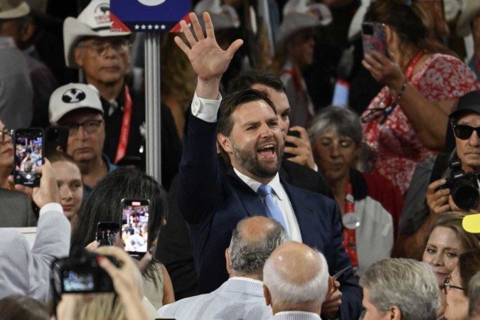 J. D. Vance acena ao ser anunciado durante a Convenção Nacional Republicana: aposta do partido para compor a  chapa -  (crédito: Andrew Caballero-Reynolds/AFP)
