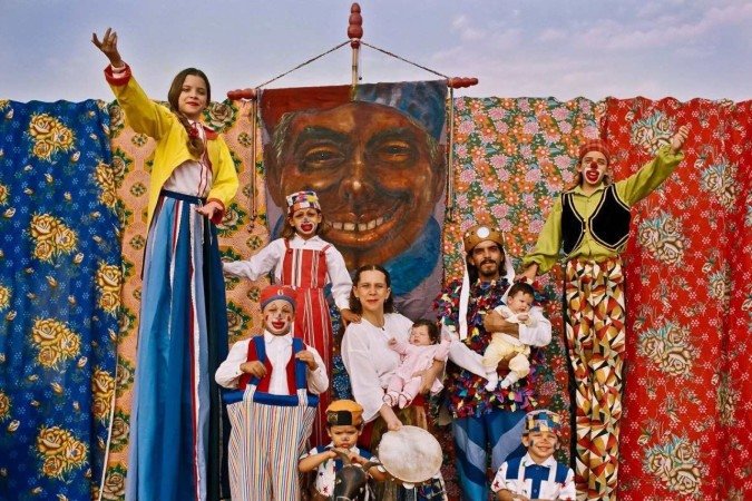 Crianças, adultos, bebês, adolescentes e idosos formam o elenco do grupo
