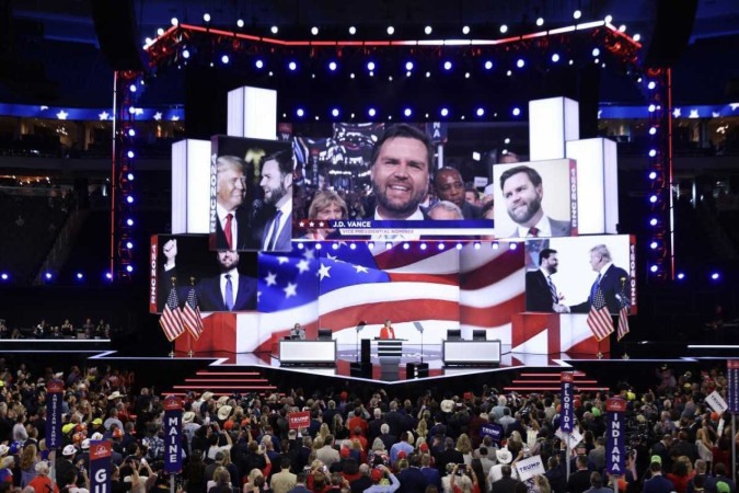 Fotos do senador JD Vance e Donald Trump são exibidas nas telas do Fiserv Forum em Milwaukee, Wisconsin