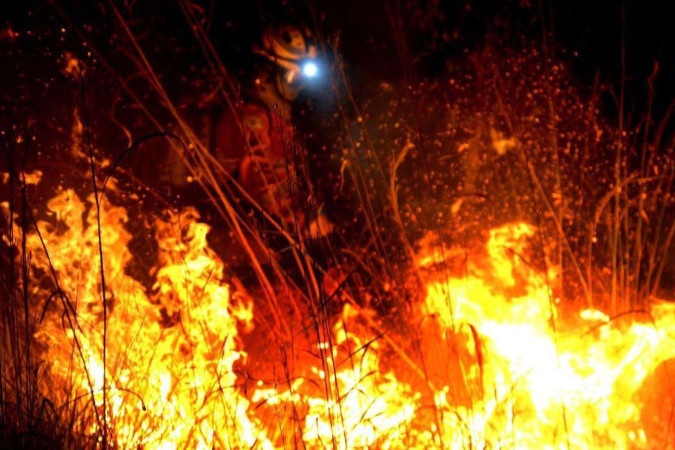 Incêndio florestal assusta moradores de Arniqueiras  -  (crédito:  Ed Alves/CB/DA.Press)