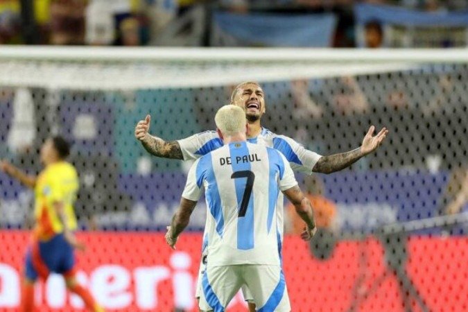 Argentina's midfielder #07 Rodrigo De Paul and Argentina's forward #05 Leandro Paredes celebrate their team's first goal during the Conmebol 2024 Copa America tournament final football match between Argentina and Colombia at the Hard Rock Stadium, in Miami, Florida on July 14, 2024. (Photo by CHARLY TRIBALLEAU / AFP) (Photo by CHARLY TRIBALLEAU/AFP via Getty Images)
- (crédito: AFP via Getty Images) Argentina's midfielder #07 Rodrigo De Paul and Argentina's forward #05 Leandro Paredes celebrate their team's first goal during the Conmebol 2024 Copa America tournament final football match between Argentina and Colombia at the Hard Rock Stadium, in Miami, Florida on July 14, 2024. (Photo by CHARLY TRIBALLEAU / AFP) (Photo by CHARLY TRIBALLEAU/AFP via Getty Images)
- (crédito: AFP via Getty Images)