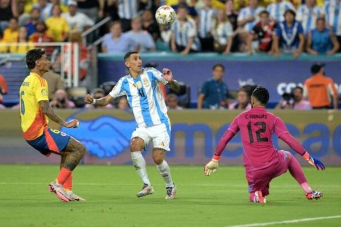  Argentina's forward #11 Angel Di Maria fights for the ball with Colombia's midfielder #06 Richard Rios and Colombia's goalkeeper #12 Camilo Vargas during the Conmebol 2024 Copa America tournament final football match between Argentina and Colombia at the Hard Rock Stadium, in Miami, Florida on July 14, 2024. (Photo by JUAN MABROMATA / AFP) (Photo by JUAN MABROMATA/AFP via Getty Images)
     -  (crédito:  AFP via Getty Images)