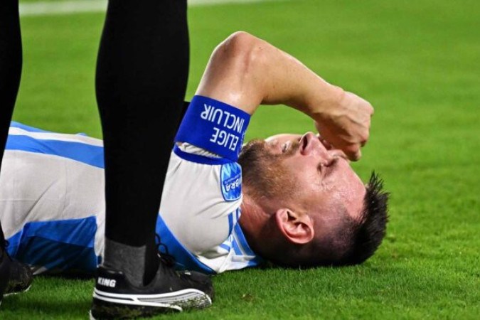  Argentina's forward #10 Lionel Messi reacts in pain during the Conmebol 2024 Copa America tournament final football match between Argentina and Colombia at the Hard Rock Stadium, in Miami, Florida on July 14, 2024. (Photo by Chandan Khanna / AFP) (Photo by CHANDAN KHANNA/AFP via Getty Images)
     -  (crédito:  AFP via Getty Images)