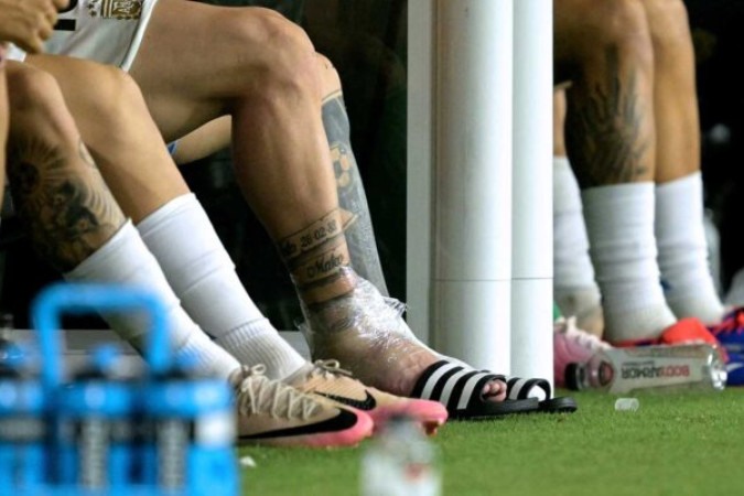  Argentina's forward #10 Lionel Messi (R) reacts after leaving the pitch after picking up an injury during the Conmebol 2024 Copa America tournament final football match between Argentina and Colombia at the Hard Rock Stadium, in Miami, Florida on July 14, 2024. (Photo by JUAN MABROMATA / AFP) (Photo by JUAN MABROMATA/AFP via Getty Images)
     -  (crédito:  AFP via Getty Images)