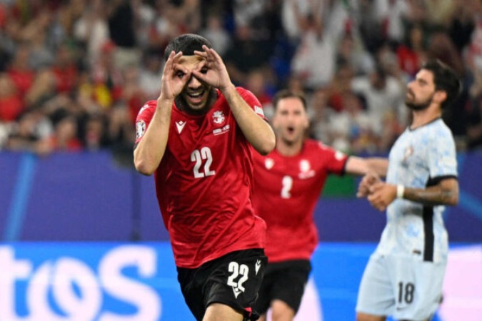  Georgia's forward #22 Georges Mikautadze celebrates scoring his team's second goal during the UEFA Euro 2024 Group F football match between Georgia and Portugal at the Arena AufSchalke in Gelsenkirchen on June 26, 2024. (Photo by INA FASSBENDER / AFP)
     -  (crédito:  AFP via Getty Images)