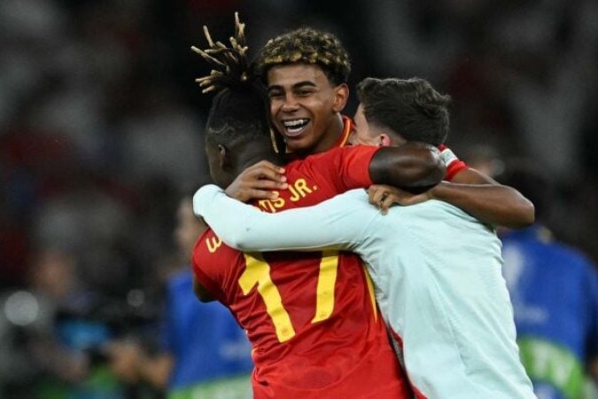 Yamal e Nico Williams comemoram o título da Eurocopa pela Espanha -  (crédito: Foto: Ina Fassbender/AFP via Getty Images)