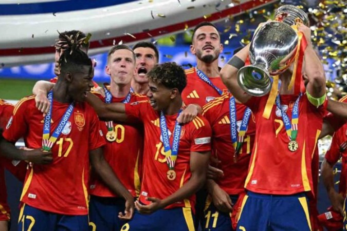  Spain's forward #07 Alvaro Morata kisses the trophy after winning the UEFA Euro 2024 final football match between Spain and England at the Olympiastadion in Berlin on July 14, 2024. (Photo by JAVIER SORIANO / AFP) (Photo by JAVIER SORIANO/AFP via Getty Images)
     -  (crédito:  AFP via Getty Images)