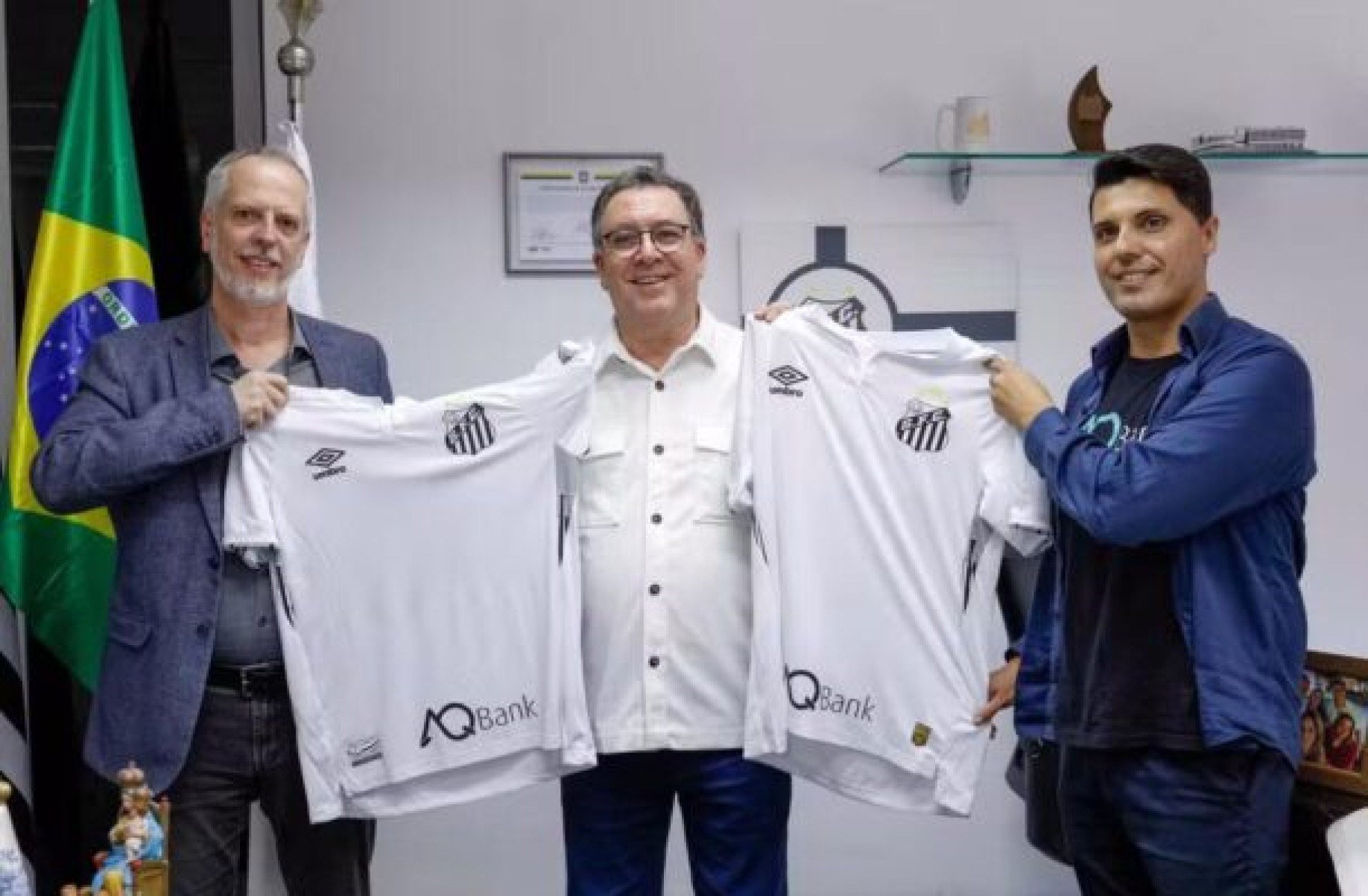 Santos oficializa banco digital como novo patrocinador