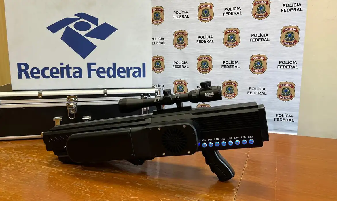 Homem é preso no Rio por importação ilegal de fuzil antidrones -  (crédito: EBC)