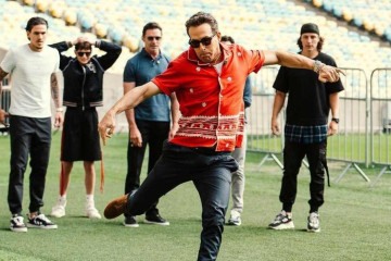 Ryan Reynolds faz gol no Maracanã ao lado de Hugh Jackman