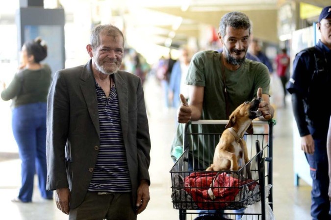 No carrinho em que carregam o filhote, há, para o Caramelo, cobertor e alimentos que recebem de doação  -  (crédito: Fotos:  Marcelo Ferreira/CB/D.A Press)