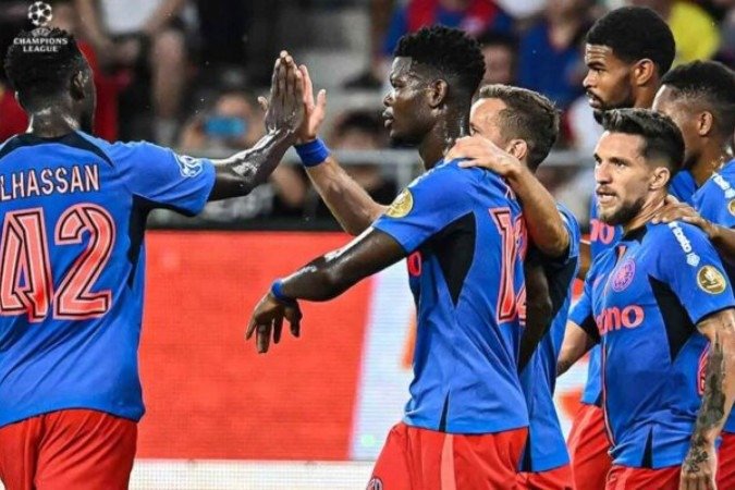 Jogadores do Steaua Bucareste comemoram um dos gols da vitória sobre o Virtus - (crédito: Foto: Divulgação / Steaua) Jogadores do Steaua Bucareste comemoram um dos gols da vitória sobre o Virtus - (crédito: Foto: Divulgação / Steaua)