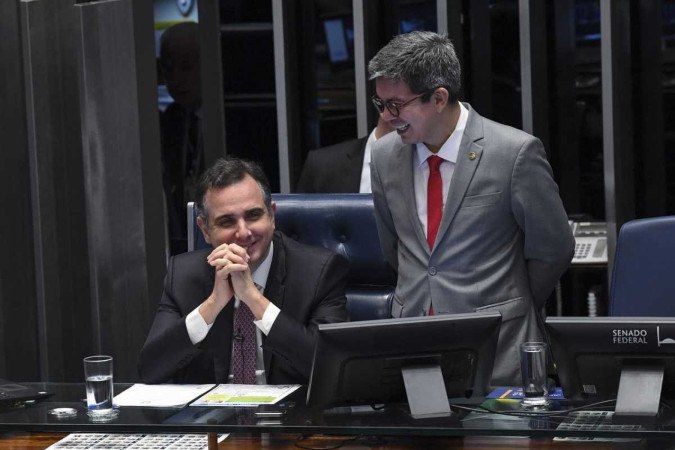 Na imagem, o presidente do Senado, Rodrigo Pacheco, e o líder do governo no Congresso, Randolfe Rodrigues, durante sessão deliberativa sobre o projeto de reoneração gradual da folha.     -  (crédito: Jonas Pereira/Agência Senado)