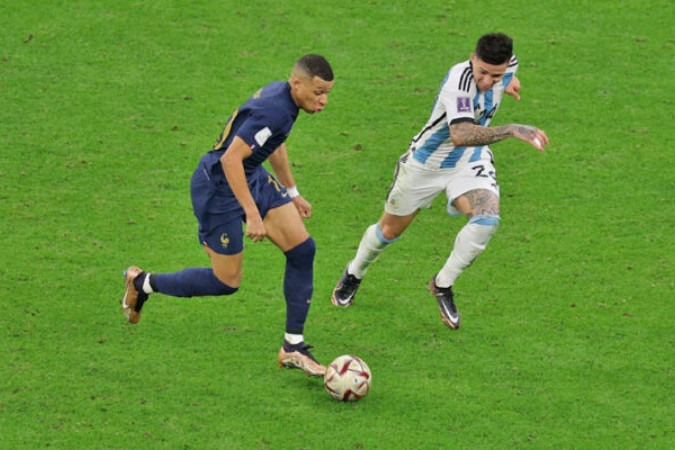  LUSAIL CITY, QATAR - DECEMBER 18: Kylian Mbappe of France controls the ball against Enzo Fernandez of Argentina during the FIFA World Cup Qatar 2022 Final match between Argentina and France at Lusail Stadium on December 18, 2022 in Lusail City, Qatar. (Photo by Richard Heathcote/Getty Images)
     -  (crédito:  Getty Images)