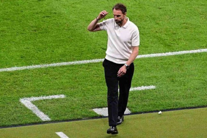  England's head coach Gareth Southgate looks on during the UEFA Euro 2024 final football match between Spain and England at the Olympiastadion in Berlin on July 14, 2024. (Photo by Tobias SCHWARZ / AFP) (Photo by TOBIAS SCHWARZ/AFP via Getty Images)
     -  (crédito:  AFP via Getty Images)