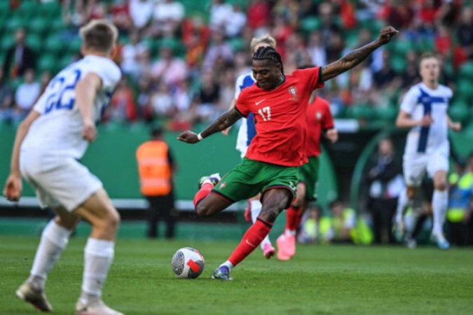 Rafael Leão fez parte do grupo de Portugal que acabou eliminado nas quartas de final da Eurocopa -  (crédito: Foto: Patricia de Melo Moreira/AFP via Getty Images)