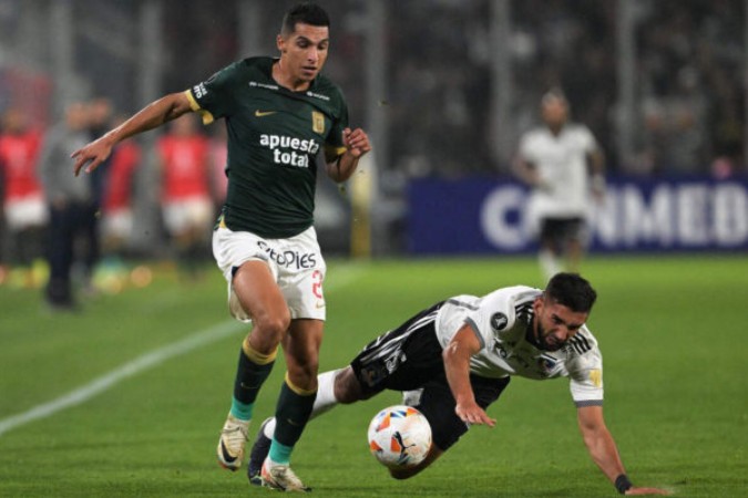  Alianza Lima's Colombian midfielder Kevin Serna (L) and Colo-Colo's Argentine defender Emiliano Amor fight for the ball during the Copa Libertadores group stage first leg football match between Chile's Colo Colo and Peru's Alianza Lima at the Monumental Stadium in Santiago on April 23, 2024. (Photo by Rodrigo ARANGUA / AFP)
     -  (crédito:  AFP via Getty Images)