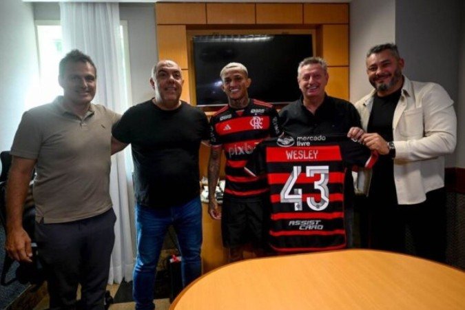 Wesley após assinar o novo contrato com o Flamengo -  (crédito: Foto: Divulgação / Flamengo)