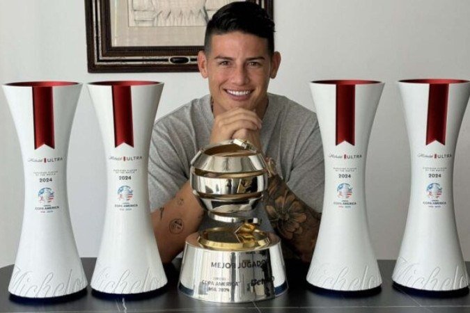 James com as premiações da Copa América - (crédito: Foto: Reprodução / Redes sociais) James com as premiações da Copa América - (crédito: Foto: Reprodução / Redes sociais)