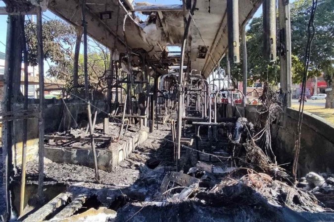 O ônibus ficou totalmente destruído por dentro -  (crédito: Ed Alves/CB/DA Press)