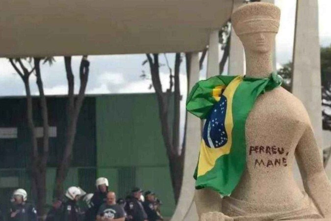 Extremista foi flagrada escrevendo a frase "perdeu mané" na Estátua da Justiça, em frente ao STF, em 8 de janeiro de 2023 -  (crédito: Joedson Alves/Agência Brasil)