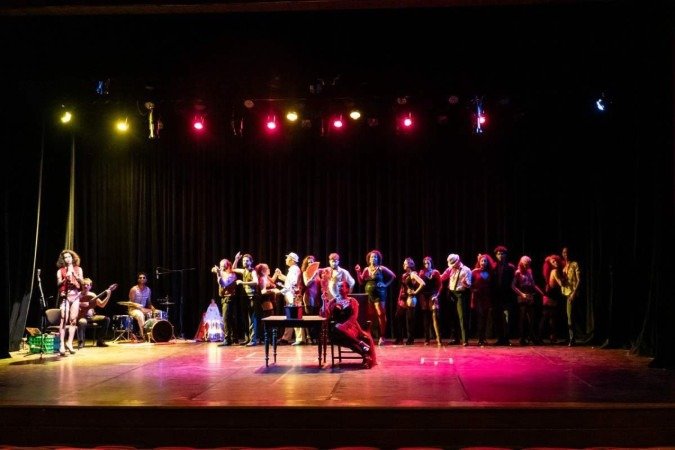 Peça O olho da fechadura, com grupo ATA, criação de Hugo Rodas, Direção de Abaetê Queiroz