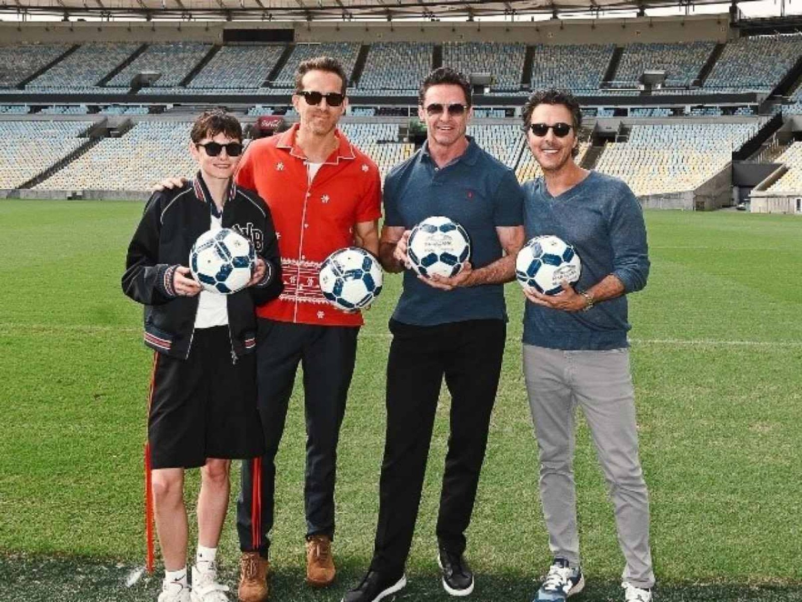 Ryan Reynolds e Hugh Jackman visitam o Maracanã, no Rio de Janeiro